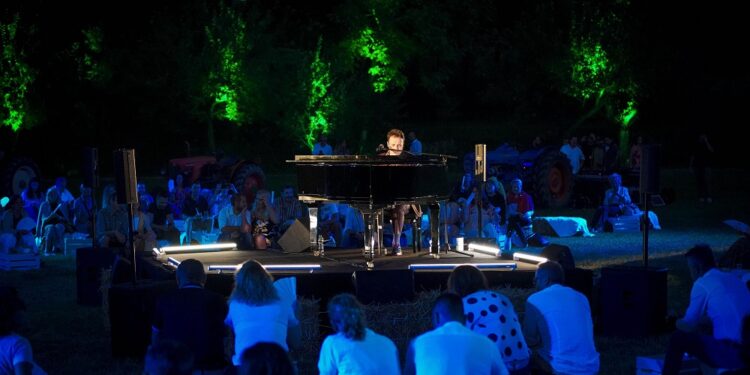 Domenica sera Raphael Gualazzi in concerto a Cardedu, nell’ambito del festival Rocce Rosse Blues