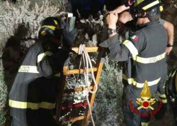 Cagliari, un uomo cade in un pozzo a Cala Mosca, intervengono i vigili del fuoco e lo portano fuori illeso