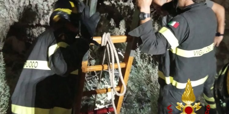 Cagliari, un uomo cade in un pozzo a Cala Mosca, intervengono i vigili del fuoco e lo portano fuori illeso