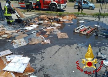 Incendio nel magazzino di un ristorante ad Olbia, sul posto i vigili del fuoco