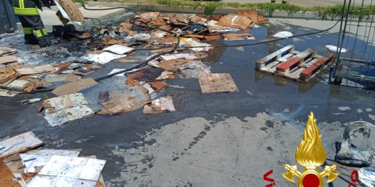 Incendio nel magazzino di un ristorante ad Olbia, sul posto i vigili del fuoco