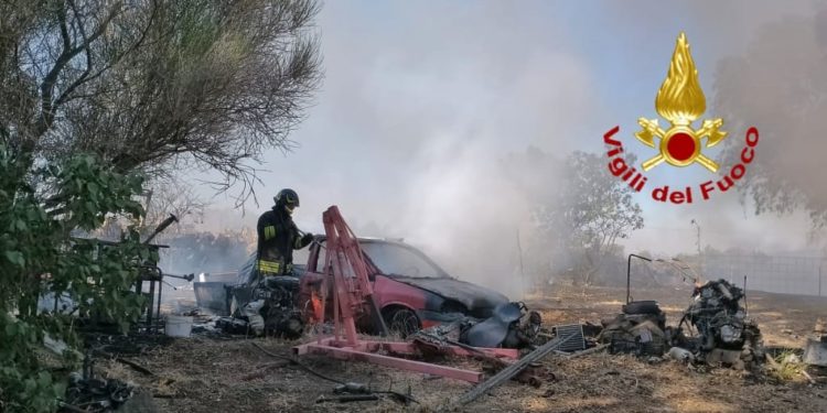 Ardauli: incendio nel cortile di un’abitazione, intervengono i vigili del fuoco