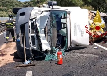 Si ribalta un furgone sulla 131, intervengono i vigili del fuoco