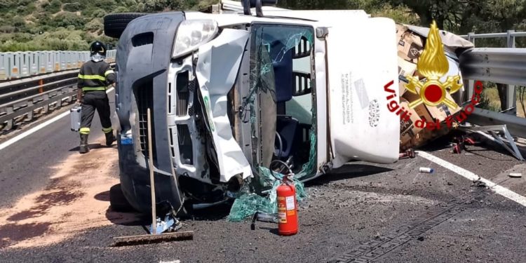 Si ribalta un furgone sulla 131, intervengono i vigili del fuoco
