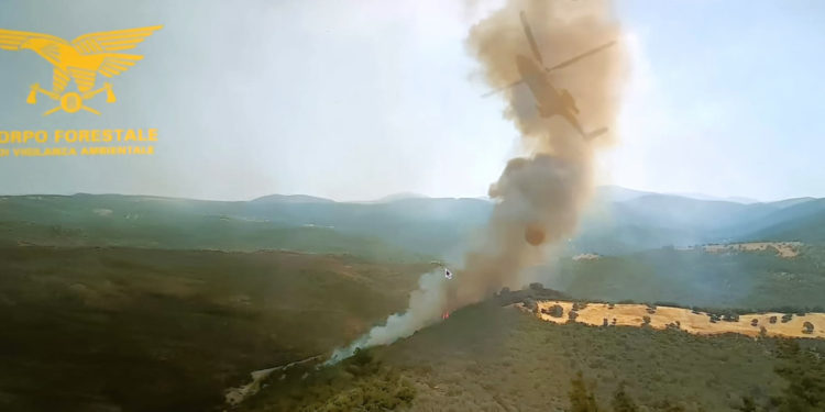 20 incendi oggi in Sardegna. A San Teodoro, Ottana, Sassari, Nule, Torpè, Berchidda, Villagrande Strisaili, Gergei e Tortolì impegnati anche mezzi aerei