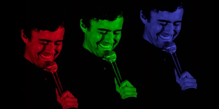 Domani sera, a Capoterra, la comicità di Luca Ravenna con il suo live show “568” all’anfiteatro del Parco Urbano