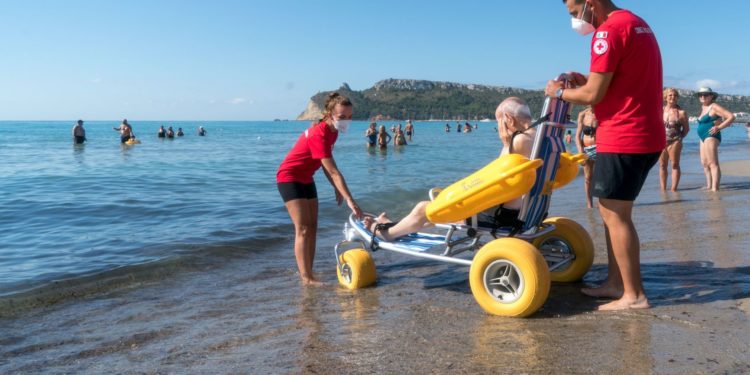 Inaugurato oggi, presso lo stabilimento dell’Esercito al Poetto di Cagliari, il servizio di accompagnamento e balneazione riservato ai disabili gravi
