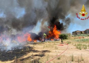 Vasto incendio di vegetazione e canneti, in viale Marconi, a Quartu Sant’Elena