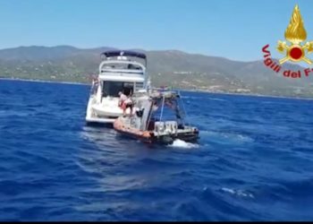 Principio d’incendio a bordo di una barca da diporto di 15 metri battente bandire inglese, sono intervenuti i vigili del fuoco di Cagliari