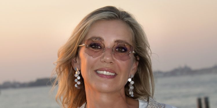 “Un’ultima cosa – cinque invettive, sette donne e un funerale” di e con Concita De Gregorio, questa sera, alle 20.00, al Teatro Romano di Nora, al festival “La Notte dei Poeti”