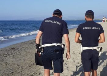 Sassari: nascondono mozziconi di sigaretta sotto la spiaggia, multate 10 persone