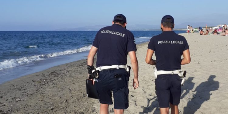 Sassari: nascondono mozziconi di sigaretta sotto la spiaggia, multate 10 persone