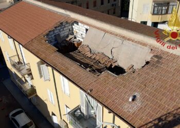 Porto Torres: crollo di una porzione di tetto e di solaio di un’abitazione, intervengono i vigili del fuoco