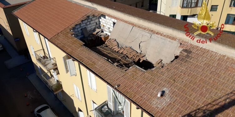 Porto Torres: crollo di una porzione di tetto e di solaio di un’abitazione, intervengono i vigili del fuoco