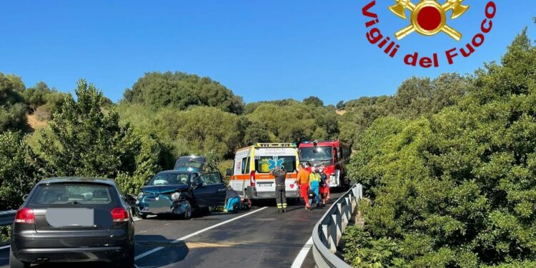 Luogosanto: incidente stradale sulla statale 133, sul posto i vigili del fuoco di Tempio Pausania