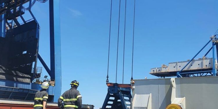 Porto Torres: surriscaldamento di una nave che trasporta carbone, sul posto i vigili del fuoco