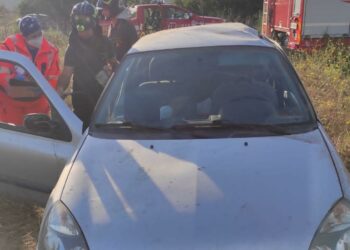 Loceri: auto si ribalta e finisce in un campo, intervengono i vigili del fuoco