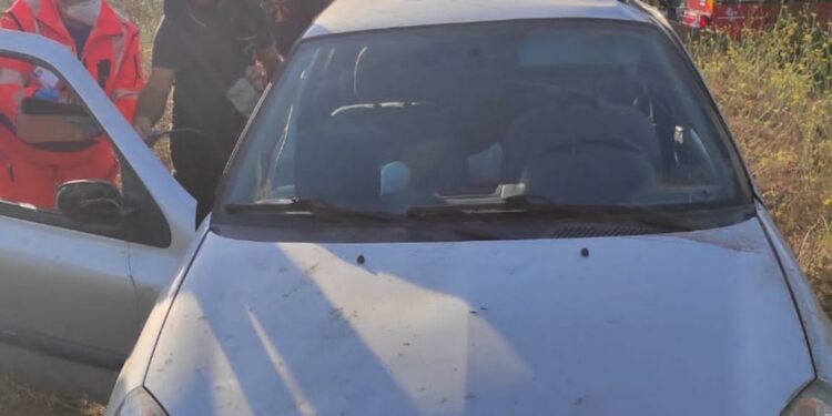 Loceri: auto si ribalta e finisce in un campo, intervengono i vigili del fuoco