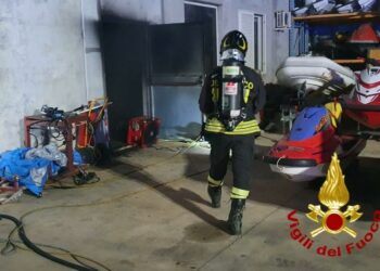 Olbia: a fuoco un deposito nella zona industriale, intervengono i vigili del fuoco