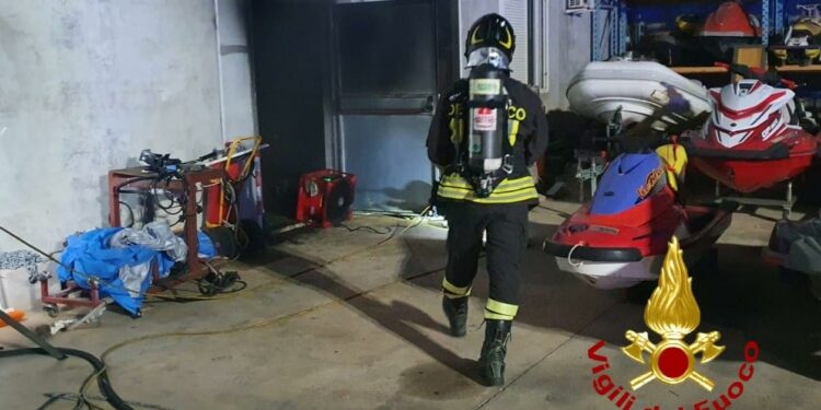 Olbia: a fuoco un deposito nella zona industriale, intervengono i vigili del fuoco