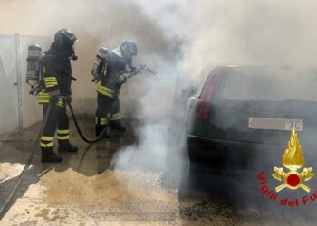 Olbia: a fuoco un’auto, sul posto i vigili del fuoco