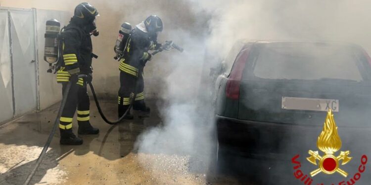 Olbia: a fuoco un’auto, sul posto i vigili del fuoco
