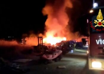 Incendio di masserizie e vegetazione nei pressi della località Simbirizzi, I vigili del fuoco spengono le fiamme e mettono in sicurezza l’area
