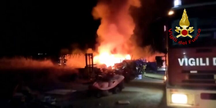 Incendio di masserizie e vegetazione nei pressi della località Simbirizzi, I vigili del fuoco spengono le fiamme e mettono in sicurezza l’area