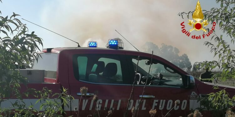 Incendio di vegetazione con più fronti in località Terrasili, i vigili del fuoco impegnati da ieri sera