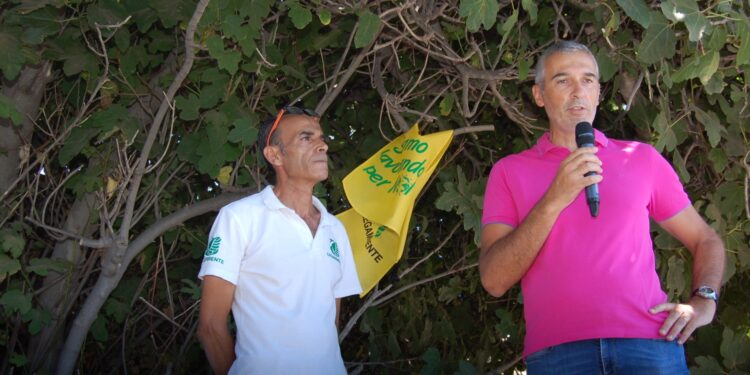 Cagliari: spiaggia pulita e nuove scritte iconografiche a Calamosca