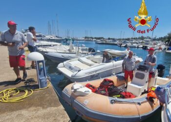 Budoni: a fuoco un’imbarcazione nel porto turistico di Ottiolu, intervengono i vigili del fuoco