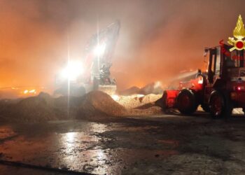 Sassari: vanno avanti le operazioni di spegnimento nell’azienda di smaltimento rifiuti a Truncu Reale
