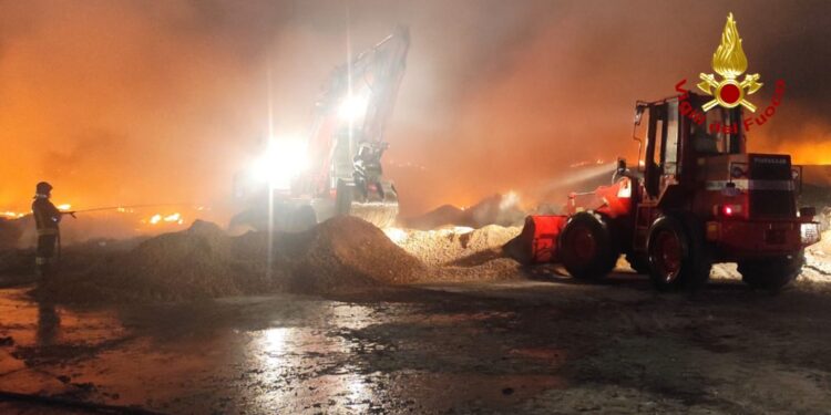 Sassari: vanno avanti le operazioni di spegnimento nell’azienda di smaltimento rifiuti a Truncu Reale