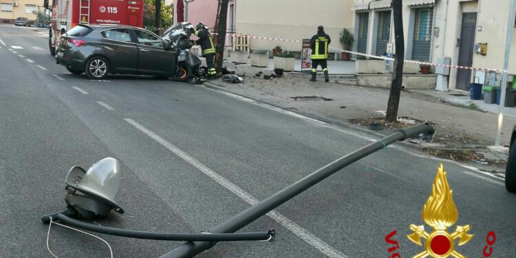 Olbia: incidente stradale in via Roma, intervengono i vigili del fuoco