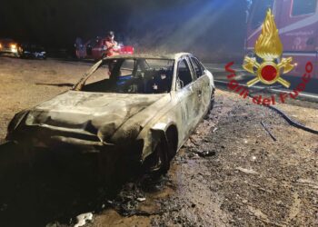Ozieri: auto in fiamme a Ponte Molinu, intervengono i vigili del fuoco