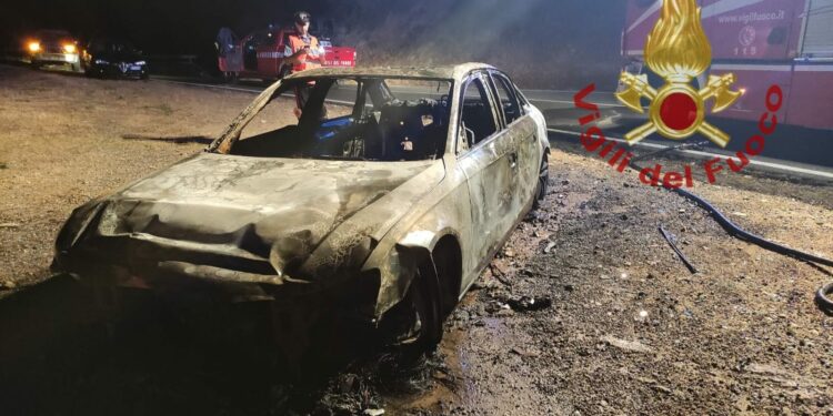 Ozieri: auto in fiamme a Ponte Molinu, intervengono i vigili del fuoco