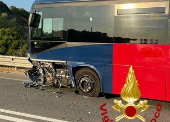 San Teodoro: scontro tra un’auto e un pullman, sul posto i vigili del fuoco
