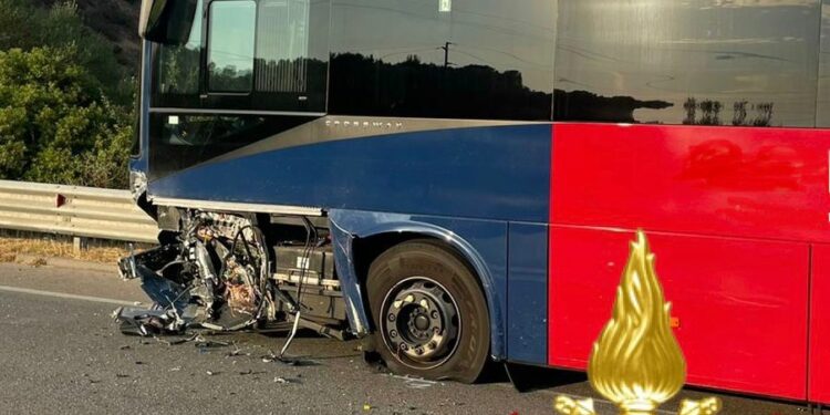 San Teodoro: scontro tra un’auto e un pullman, sul posto i vigili del fuoco