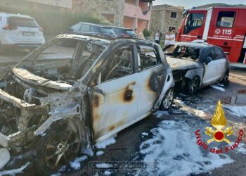 Olbia: a fuoco due macchine nel villaggio di Porto Marana, intervengono i vigili del fuoco