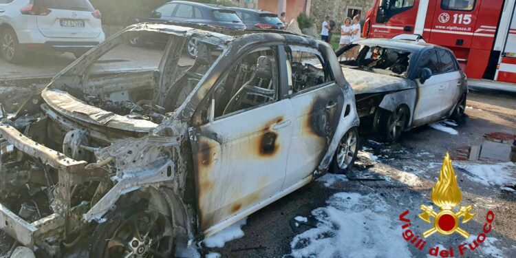 Olbia: a fuoco due macchine nel villaggio di Porto Marana, intervengono i vigili del fuoco