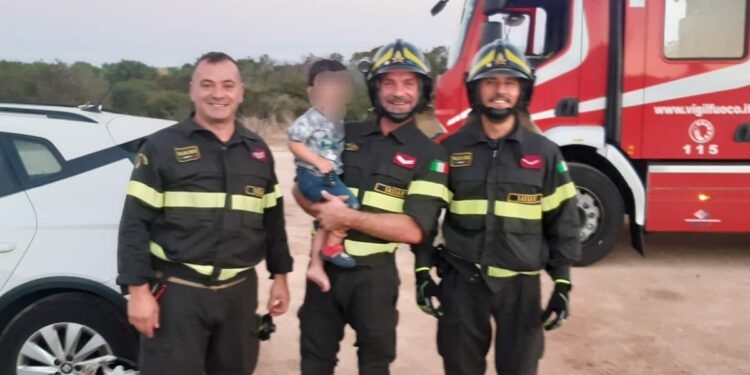 Arzachena: bimbo rimane chiuso all’interno dell’abitacolo dell’auto dei genitori, intervengono i vigili del fuoco
