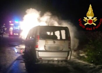 Cannigione: incendio di un van sulla strada provinciale 13, sul posto i vigili del fuoco