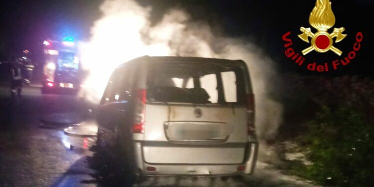 Cannigione: incendio di un van sulla strada provinciale 13, sul posto i vigili del fuoco