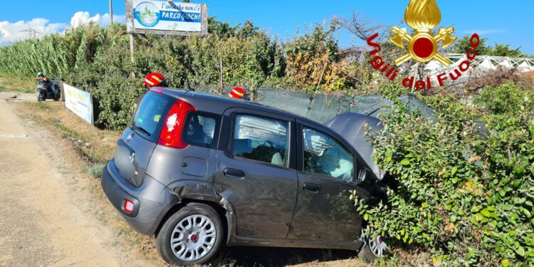Santa Teresa di Gallura: incidente stradale nei pressi della zona industriale, intervengono i vigili del fuoco