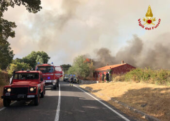 Incendi a San Vero Milis, Siurgus Donigala, Monti e Calangianus. A Sassari prende fuoco un capannone industriale