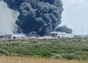 Sassari, incendio capannone della Gesam. Legambiente: «Massima attenzione»