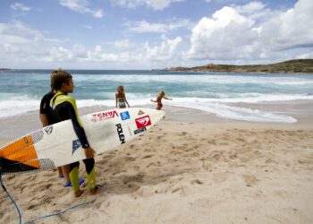 Il maestrale bacia la Sardegna: alla Marinedda inizia la festa del surf