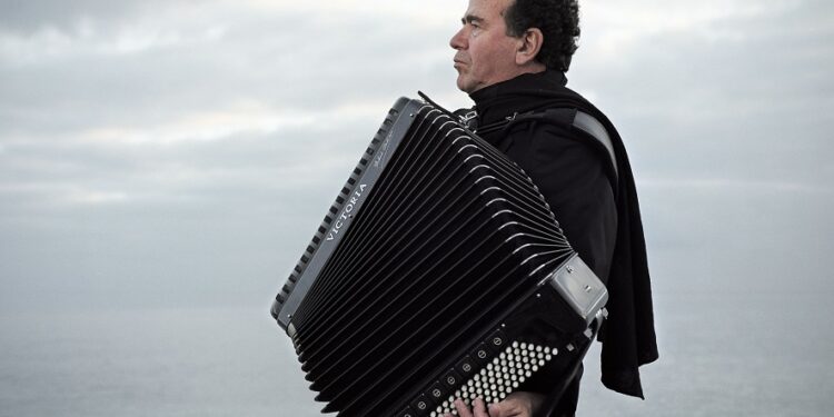 Il fisarmonicista e compositore Richard Galliano in concerto domani (giovedì 11 agosto) alle 21.30 nello scenario dell’Anfiteatro di Tharros