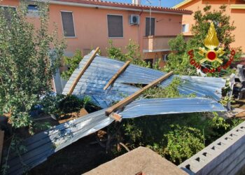Proseguono gli interventi dei vigili del fuoco per l’ondata di maltempo, struttura scoperchiata e completamente allagata in via Sulcitana