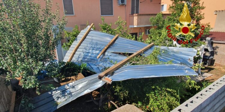 Proseguono gli interventi dei vigili del fuoco per l’ondata di maltempo, struttura scoperchiata e completamente allagata in via Sulcitana